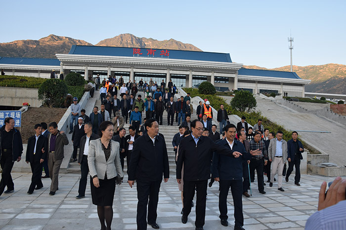 全國(guó)、省市政協(xié)委員體驗(yàn)蘭渝鐵路、視察階州廣場(chǎng)