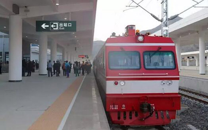 全國(guó)、省市政協(xié)委員體驗(yàn)蘭渝鐵路、視察階州廣場(chǎng)