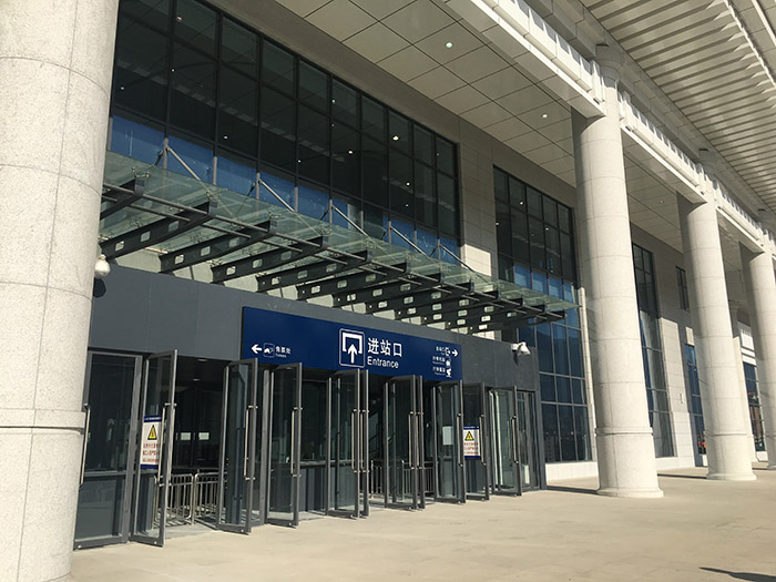 全國(guó)、省市政協(xié)委員體驗(yàn)蘭渝鐵路、視察階州廣場(chǎng)