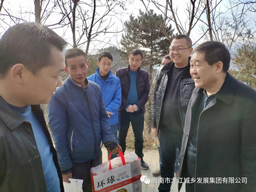 市龍江集團在文縣橋頭鎮(zhèn)安子坡村開展“解難題、辦實事、送溫暖”活動
